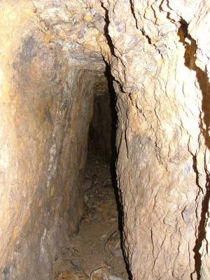 galerie dans le prolongement de la salle du puits
